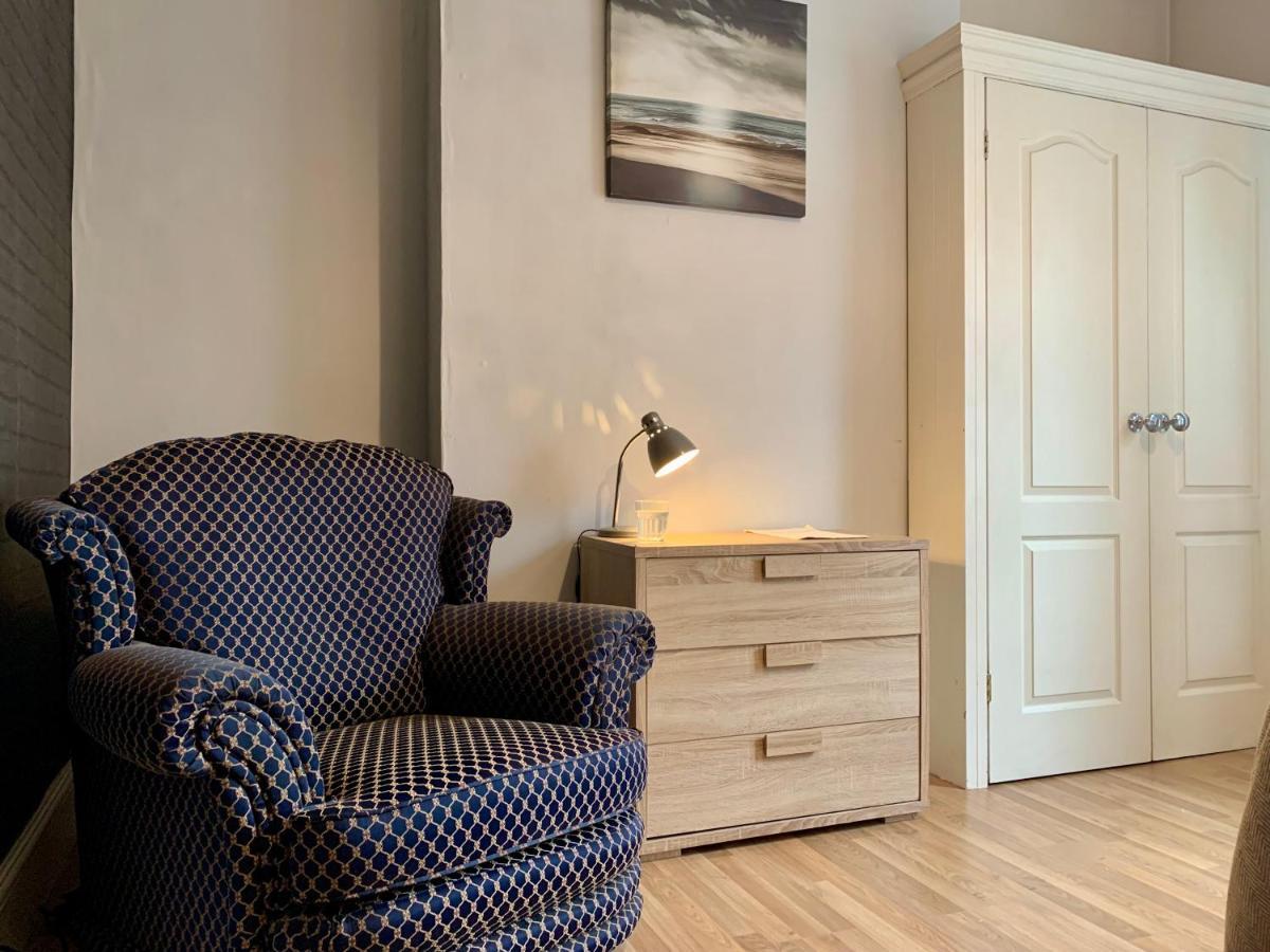 Somerford Place - 6 Beds - Sleeps 12 - Parks 2-3 Cars/Vans Willenhall Exterior photo